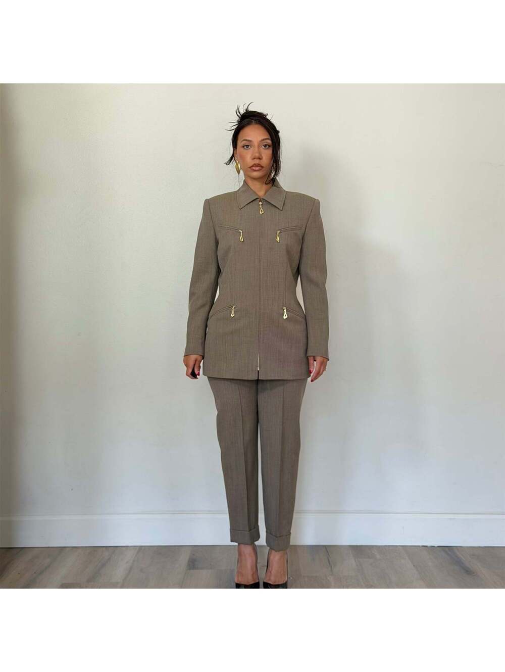 Escada - Picture 5 of 9